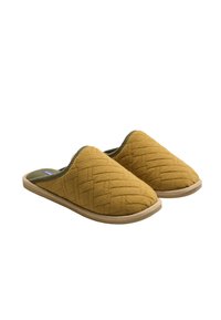 Zapatos de casa acolchados en color amarillo con un patrón texturizado y tejido. Parte superior suave y suela de color claro, con un forro interior verde.