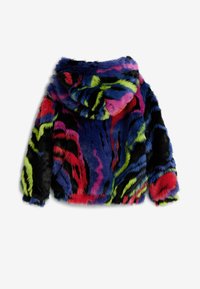 Giacca in pelliccia sintetica colorata con una combinazione di blu, rosa, verde e rosso, dotata di cappuccio e motivi astratti simili a quelli degli animali su una base nera.