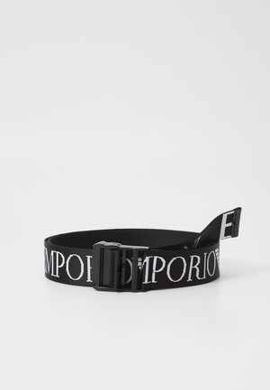 Ceinture en tissu noir avec logo Emporio imprimé en blanc et boucle en plastique noire, présentée enroulée sur un fond blanc uni.