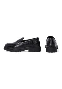 Schwarze Lederloafer mit einem strukturierten Krokodilmuster, runder Zehenform und dickem Gummisohle. Das Design verfügt über einen erhöhten Riemen über dem Spann.