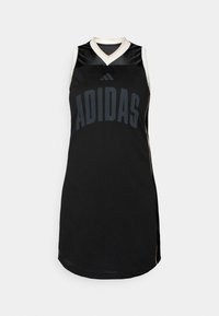Canotta da basket nera in tessuto a rete, con scollo a V e grandi lettere "ADIDAS" in grigio scuro sulla parte anteriore.
