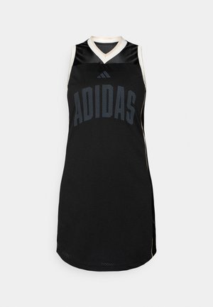 Canotta da basket nera in tessuto a rete, con scollo a V e grandi lettere "ADIDAS" in grigio scuro sulla parte anteriore.