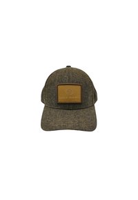Casquette de baseball en tissu brun texturé avec un motif en chevrons, dotée d'une patte en cuir carrée estampillée "SERGE BLANCO" à l'avant.