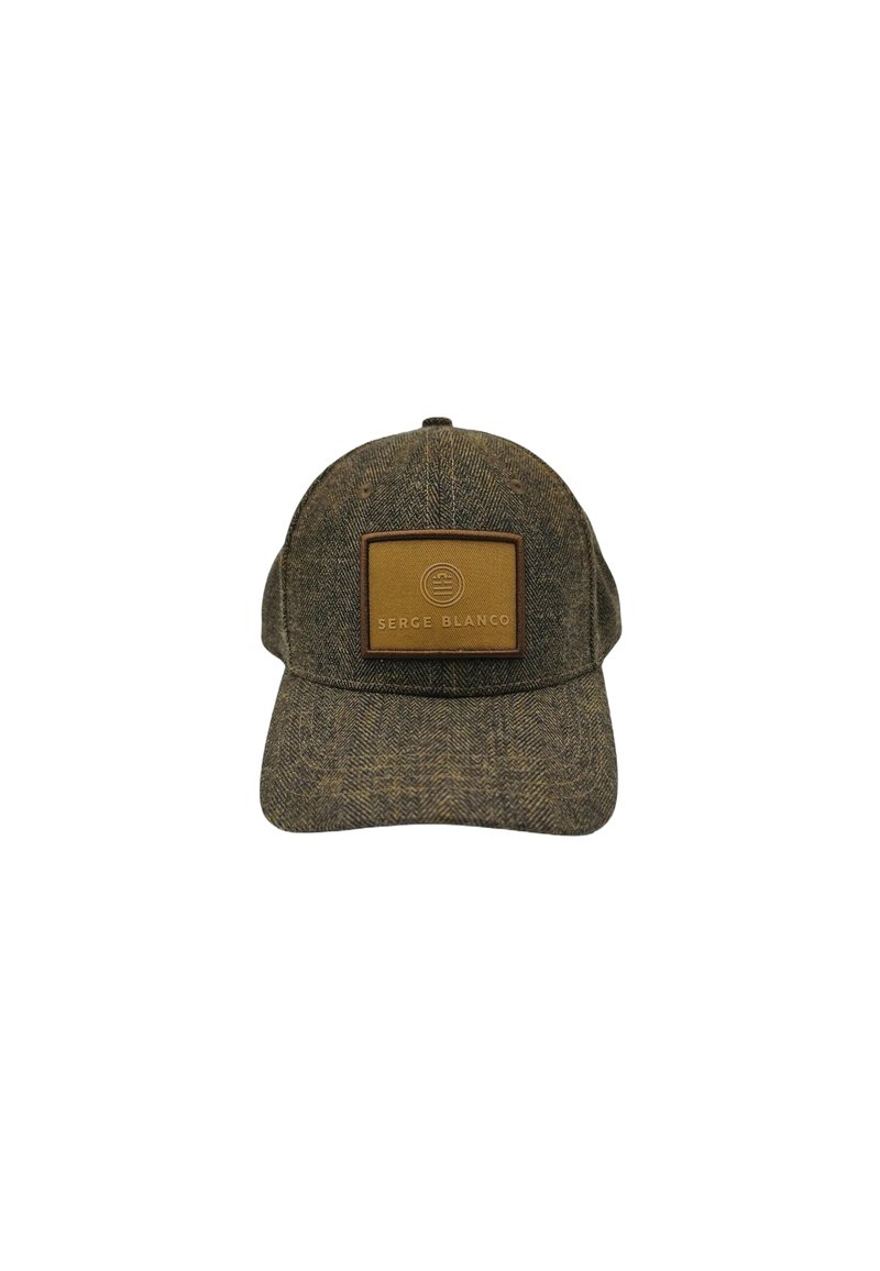 Casquette de baseball en tissu brun texturé avec un motif en chevrons, dotée d'une patte en cuir carrée estampillée "SERGE BLANCO" à l'avant.