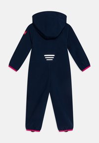 Mono infantil azul marino con capucha, acentos rosa en los puños, detalles reflectantes en la parte posterior y una textura de tela suave y duradera.