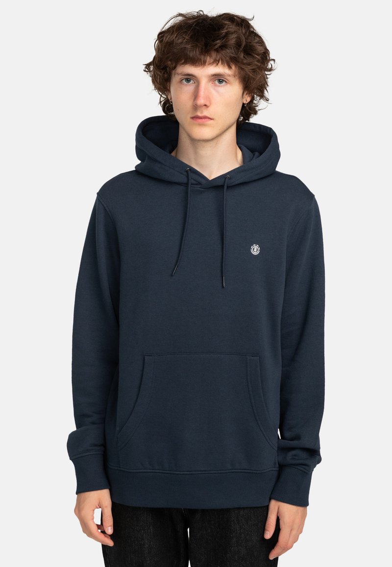 Marineblauwe hoodie van zachte stof, met een voorzak in kangoeroestijl, ribgebreide manchetten en een klein geborduurd logo op de borst.