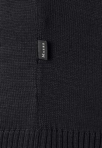 Černá pletená látka s malou černou nášivkou se slovem "MAERZ" přišitou blízko středového švu a žebrovaným okrajem na spodní části.