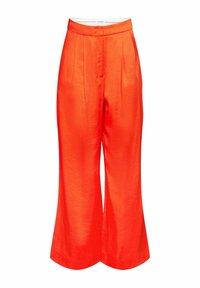 Jasně červené, vysoké kalhoty s širokými nohavicemi vyrobené z lehkého materiálu, s plisováním vpředu a hladkým, lesklým povrchem.