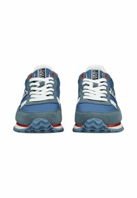 Des baskets bleu et gris en matériaux suédé et maille, avec des lacets blancs, des accents rouges et une semelle en caoutchouc texturé. Design athlétique classique.