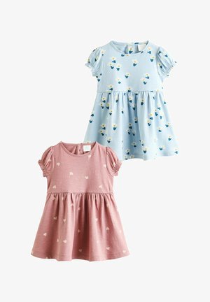 Zwei kurzärmlige Kleider: eines in Hellblau mit gelbem Blumenmuster, das andere in Rosa mit kleinen Herzmustern. Beide haben einen gerafften Rock.