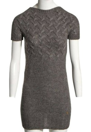 Robe courte grise en tricot avec manches courtes et motif en maille torsadée texturée sur le haut de la poitrine et les manches.