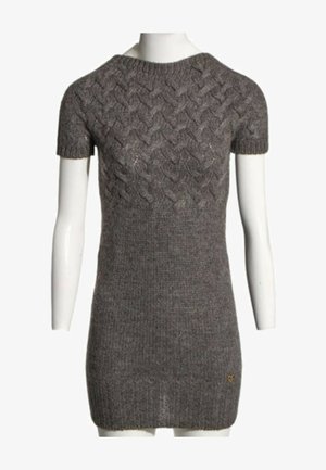 Robe courte grise en tricot avec manches courtes et motif en maille torsadée texturée sur le haut de la poitrine et les manches.