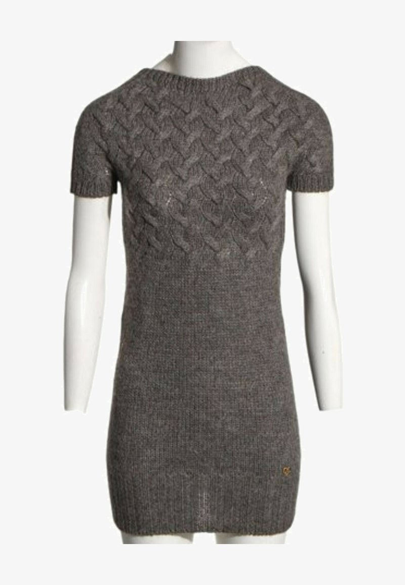 Robe courte grise en tricot avec manches courtes et motif en maille torsadée texturée sur le haut de la poitrine et les manches.