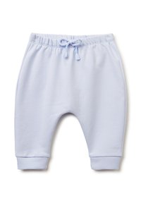 Světle modré tepláky vyrobené z měkkého materiálu, mají elastický pas se šňůrkou, žebrované manžety u kotníků a volnější střih.