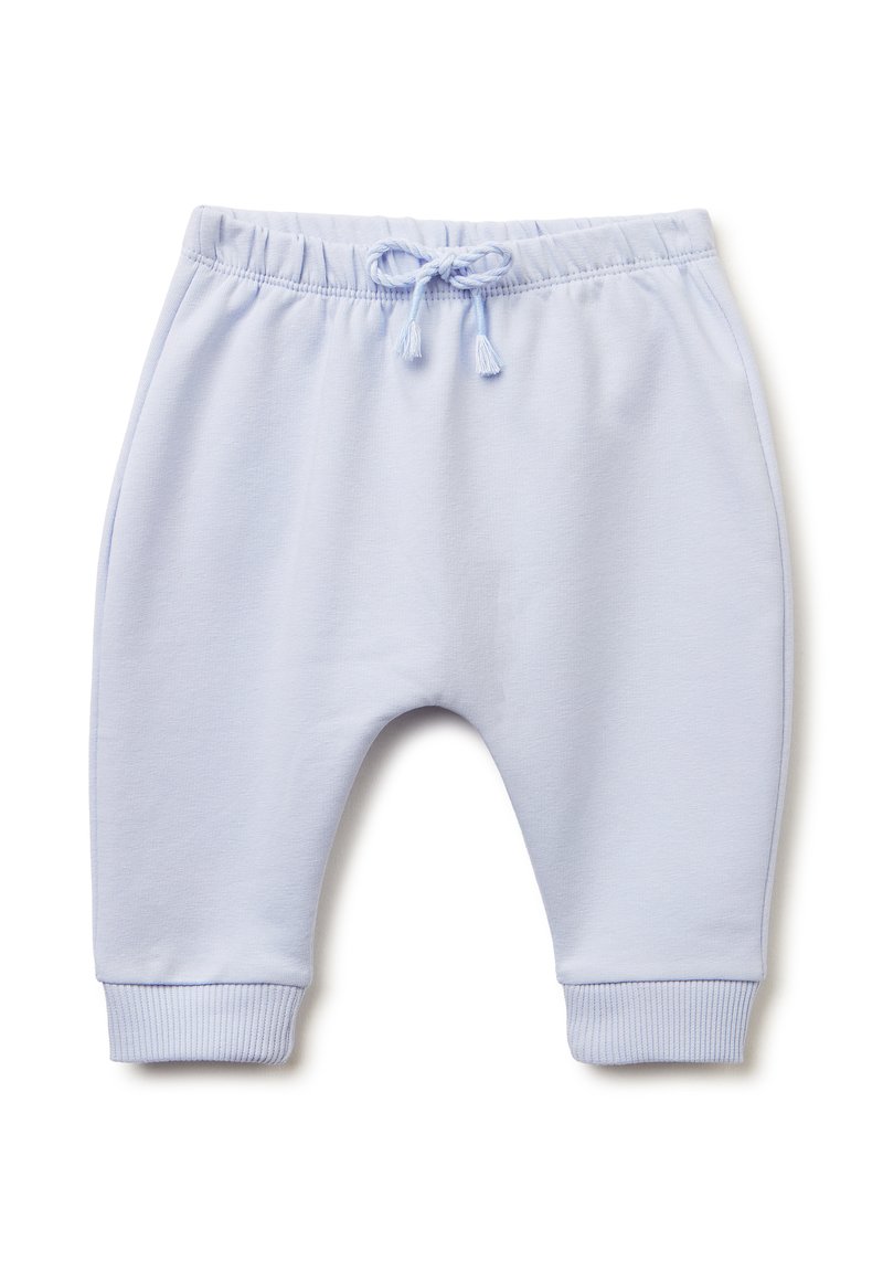Světle modré tepláky vyrobené z měkkého materiálu, mají elastický pas se šňůrkou, žebrované manžety u kotníků a volnější střih.
