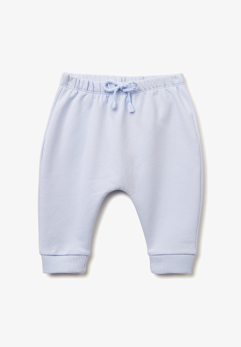 Světle modré tepláky vyrobené z měkkého materiálu, mají elastický pas se šňůrkou, žebrované manžety u kotníků a volnější střih.