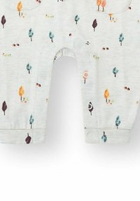 Body de color gris claro con un patrón de árboles coloridos, pequeño follaje y puntos; incluye broches a presión en la parte inferior para facilitar el cambio.