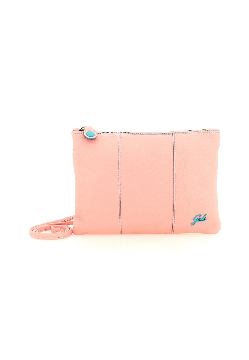 Borsetta da polso in morbida pelle rosa con chiusura a zip, cuciture visibili, tirante a bottone turchese e logo del marchio turchese in basso a destra.