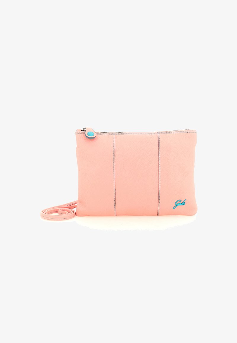 Borsetta da polso in morbida pelle rosa con chiusura a zip, cuciture visibili, tirante a bottone turchese e logo del marchio turchese in basso a destra.