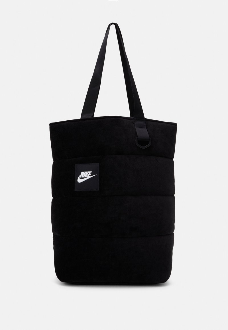 Sac cabas matelassé noir Nike avec deux bretelles et un écusson logo Nike blanc au centre devant.