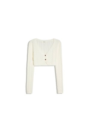 Weißer, kurz geschnittener Strickcardigan mit langen Ärmeln und zwei dunklen Knöpfen auf einer leicht asymmetrischen V-Ausschnitt-Front.