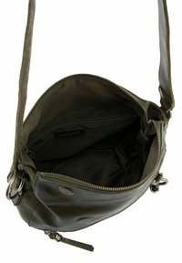 Sac à épaule en cuir vert olive avec une ouverture zippée, un intérieur en textile, une poche zippée intégrée et des accents en métal.