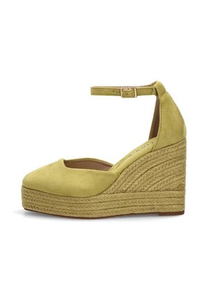 Zapato de cuña con plataforma de ante amarillo, con correa en el tobillo y detalle de cuerda trenzada en la suela y el tacón.