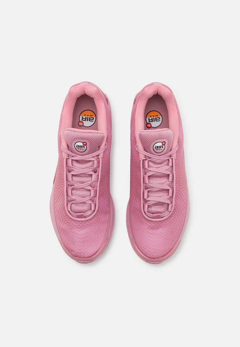Rosa Sportschuhe mit Mesh-Obermaterial, auffälligem Schnürsystem, gepolsterten Kragen und rundem Logo auf der Zunge. Leicht strukturierte Gummisohle.