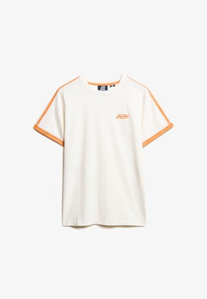 Witte katoenen T-shirt met oranje accenten op de mouwen en een klein geborduurd logo op de borst. Standaard ontwerp met ronde hals.