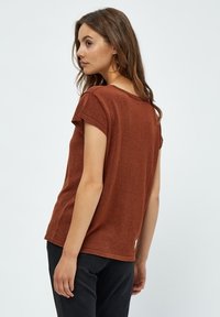 Minus MICARLINA KNIT TEE - Jednoduché tričko - desert sand lurex