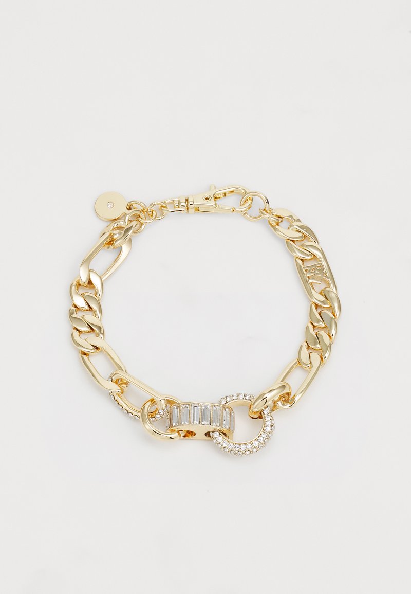 Bracelet en chaîne dorée avec un grand maillon central orné de pierres claires rectangulaires et rondes. Fini en métal lisse et poli.