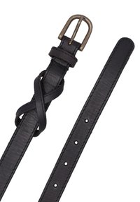 Ceinture en cuir noir avec boucle métallique et bords cousus, présentant plusieurs trous de réglage et un détail de boucle croisée près de la boucle.