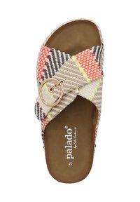 Sandalia deslizante tejida con un patrón geométrico multicolor, que presenta una hebilla circular en tono dorado y una plantilla acolchada marrón.