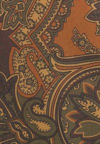 Mönstrad textil med intrikata mönster i jordnära toner av orange, brunt och grönt, med detaljerade blommiga och paisleymotiv.