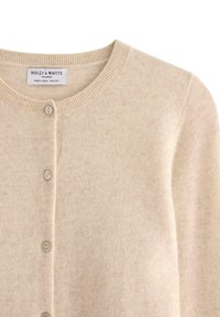 Cardigan in maglia di lana beige con scollatura rotonda, cinque bottoni beige e etichetta "HOLLY & WHYTE by LINDEX" sul colletto.
