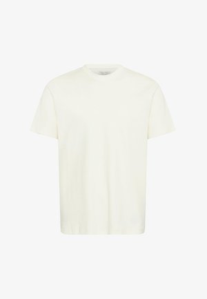 Fehér pamut póló, kerek nyakkivágással, rövid ujjakkal és egyenes szabással. Az anyag simának tűnik, finom fénylással. Nincs rajta minta vagy dísz.