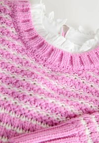 Pulover tricotat roz cu model în dungi albe, având o textură groasă și un guler alb dantelat. Material moale și confortabil.