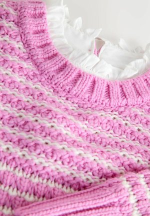 Adīta rozā džemperis ar baltiem svītrojumiem, ar biezu tekstūru un viļņotu balto apkakli. Mīksts, ērts materiāls.