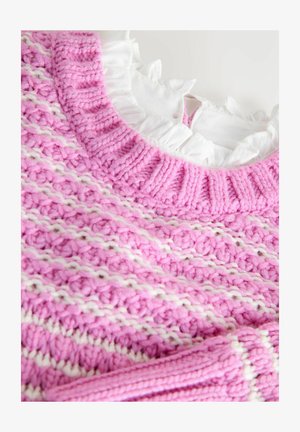 Gestickter pinker Pullover mit einem weißen Streifenmuster, mit einer groben Textur und einem gerüschten weißen Ausschnitt. Weiches, gemütliches Material.