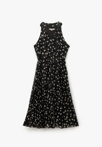 Svart klänning med blommönster, ärmlös design, V-ringning, plisserad kjol, lätt tyg och små vita och gröna blommor som accenter.