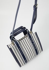 Ted Baker HARLLEE STRIPED SMALL CROSSBODY BAG - Käsilaukku - navy