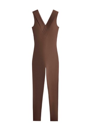 Ärmelloser brauner Overall mit tiefem V-Ausschnitt, vertikalen plissierten Details und figurbetonten, durchgehenden Hosenbeinen.