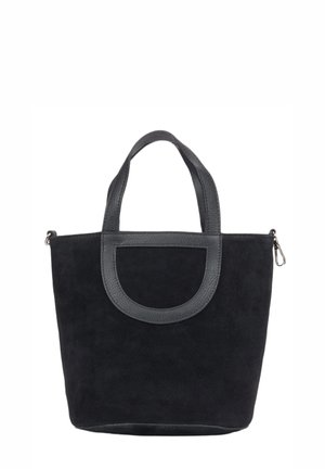 Czarna zamszowa torba na ramię z teksturowanymi skórzanymi rączkami. Posiada zaokrągloną górną część oraz zamek błyskawiczny. Minimalistyczny design bez widocznych elementów metalowych.