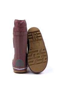 Bottes en caoutchouc bordeaux avec une semelle texturée, des accents gris et un bout arrondi. Présentent un col rembourré et une poignée latérale pour un enfilage facile.