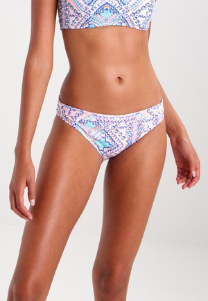 Zestaw bikini w wielokolorowy, geometryczny wzór. Góra: w stylu bandeau. Dół: niski stan z bocznymi akcentami. Materiał: gładka, elastyczna tkanina.