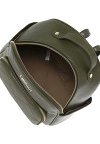 Zaino in ecopelle trapuntata verde oliva con dettagli in oro, doppie cerniere e un ampia interior, dotato di una piccola tasca frontale.