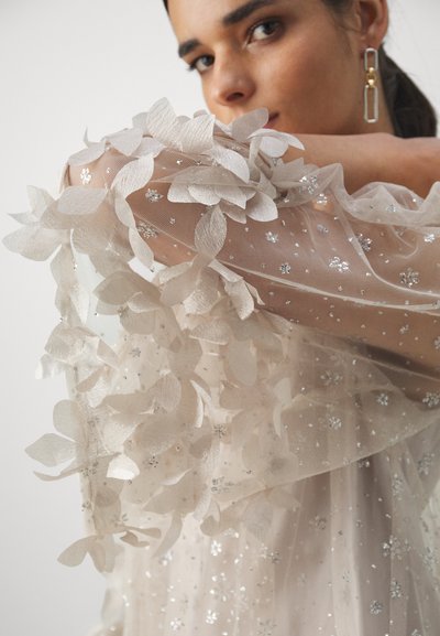Ida Sjöstedt RIVER DRESS - Rochie cocktail/Rochie petrecere - pale mushroom/silver glitter