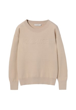 Suéter de punto beige con cuello redondo y hombros caídos. Presenta texto en relieve "BALANCE" en la parte delantera y puños con ribete.
