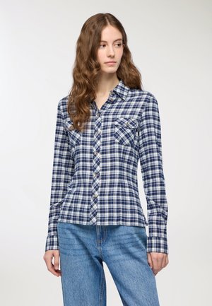 Camicia a quadri navy e bianca con maniche lunghe, design con bottoni sul davanti, due taschini sul petto e una vestibilità leggermente sagomata. Tessuto di cotone testurizzato.