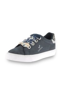 Zapatilla deportiva azul oscura con parte superior de tela texturizada, suela de goma blanca, cordones estampados y un acabado brillante en el talón. Logo de la marca en el costado.
